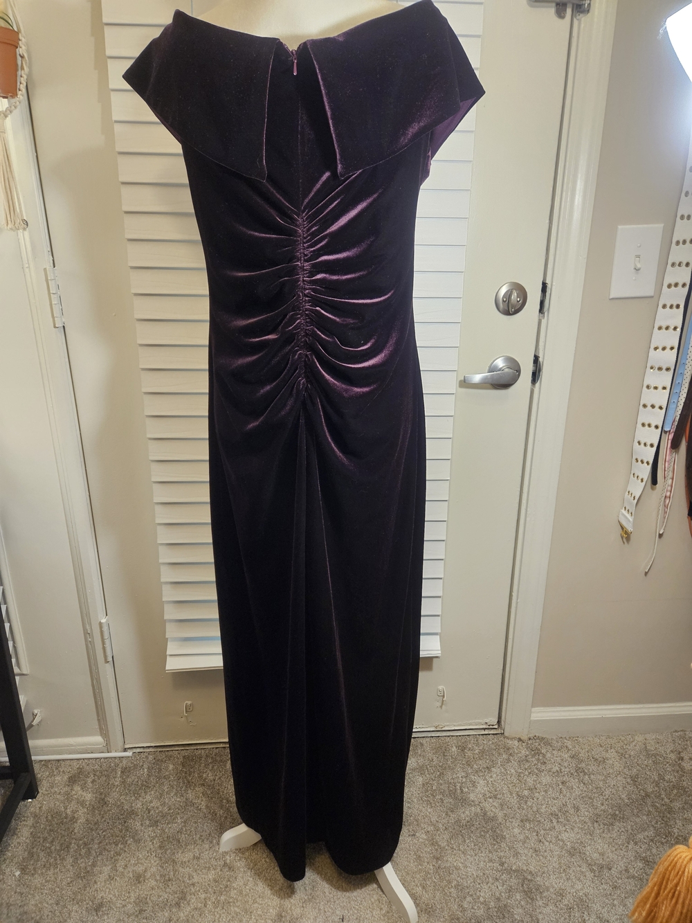 Xscape Charmaine Velvet Off-The-Shoulder Evening Gown Size 16 - Picture 5 of 11